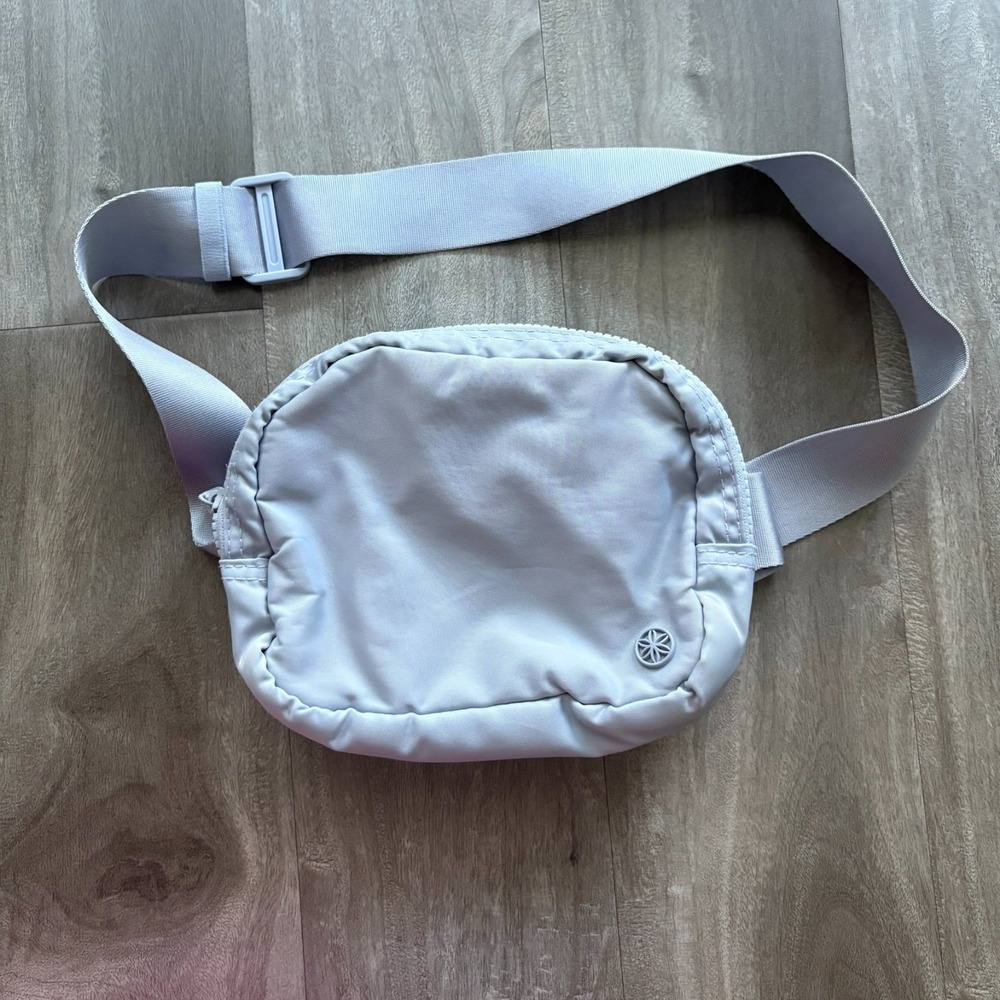 Lavender‎ Belt Bag Gaiam  Zip Pouch with Logo & Compartments - Picture 2 of 10